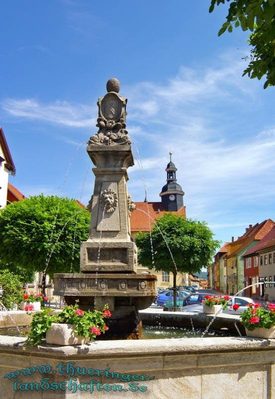 Marktbrunnen und Rathaus in Römhild