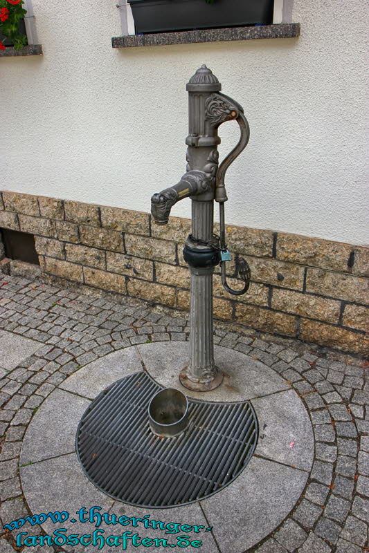 Altmodische Hand-Wasserpumpe in der Langen Strasse Worbis